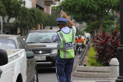 Agentes de tránsito guiarán  a conductores y peatones a tomar rutas alternas.