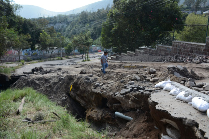 Problema. El socavón es tan grande que un auto cayó el primer día.