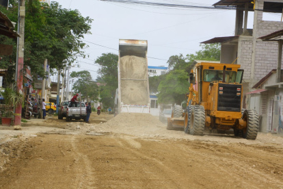 El personal municipal con la maquinaria ha empezado a trabajar en las calles más afectadas de Manglaralto, que está a 10 minutos de Olón y Montañita.
