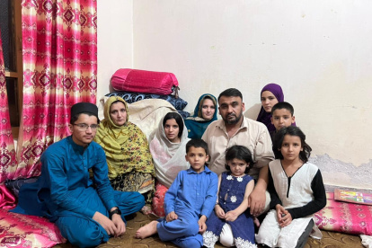 Abdul Basir Momand aparece rodeado de sus hijos, hijas y esposa en Pakistán.