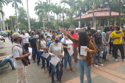Aspirantes a ingresar a la universidad forman columnas para dar el examen Transformar en la Universidad de Guayaquil, el 29 de marzo de 2022