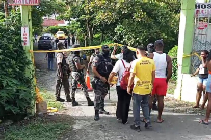 Según la información recogida por la policía, los atacantes eran seis: cuatro llegaron en un vehículo y dos a bordo de una motocicleta