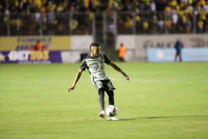 Byron Castillo jugó todo el primer tiempo del duelo entre Aucas y Barcelona