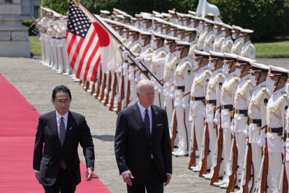 El presidente de EEUU, Joe Biden (d) y el primer ministro japonés, Fumio Kishida (i) pasan revista a la guardia de honor este lunes en Tokio