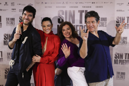 La directora de "Sin ti no puedo", Chus Gutiérrez (2d), la actriz mexicana Maite Perroni (2i), el actor Alfonso Bassave (i) y Pedro Casablanc (d) posan este lunes durante el photocall de la película "Sin ti no puedo" de Gutiérrez, en Madrid. La película se estrenará el próximo 3 de junio en cines y es según la directora Chus "un viaje a través de la culpa."