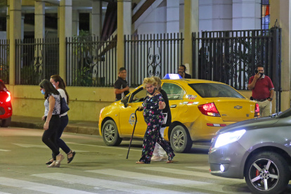Muchos transeúntes tienen problemas para lograr cruzar las calles debido a que no hay agentes de la ATM para darles paso. Se quejan y exigen más control.