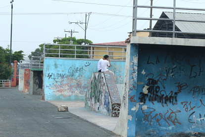 Skatepark. La pista del Suburbio, en Guayaquil, permanece rayada, con grieta y vacía. Allí solo acuden a beber y consumir drogas.