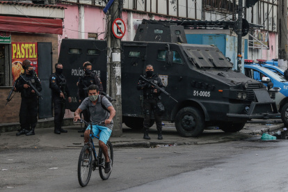 La policía militar en una favela de Rio de Janeiro EFE/ Andre Coelho