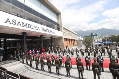 Los invitados y autoridades arriban a la Asamblea desde las 08:30.