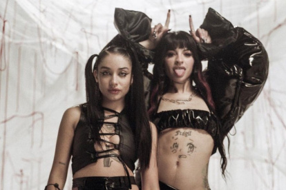 Ambas artistas juegan con la tensión sexual que esta pieza audiovisual provoca en la que llenas de energía, le cantan de frente lo que quieren a los hombres.