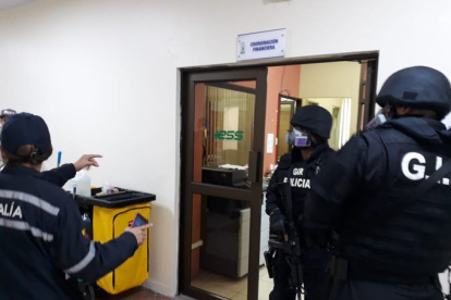 En junio de 2020, el hospital Teodoro Maldonado Carbo fue allanado por la Fiscalía en búsqueda de documentación.