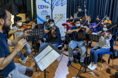 La orquesta alista el  concierto en el auditorio del CEN.