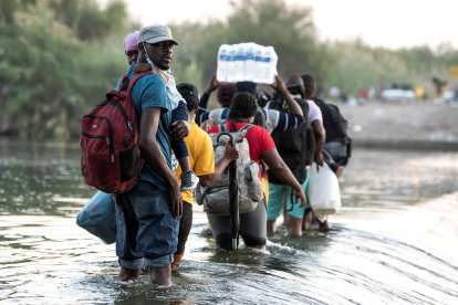 Migrantes procedentes de Haití cruzan el Río Bravo hoy, en Ciudad Acuña, en Coahuila (México). Mas de 10,000 migrantes han llegado en los últimos días a las ciudades fronterizas de Del Rio Texas en Estados Unidos y Ciudad Acuña en México y esperan bajo el puente Internacional que la solicitud de asilo sea procesada por las autoridades de Estados Unidos. EFE/Miguel Sierra ag-periodistas