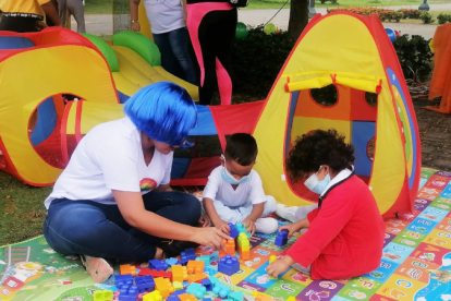 Las maestras brindan apoyo a las madres de familia.