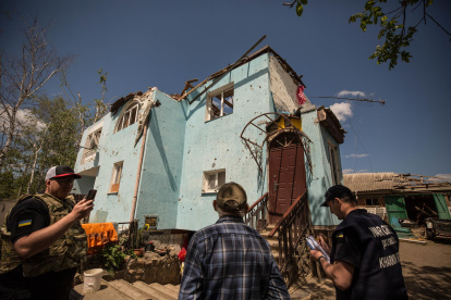 Investigadores de la División de Crímenes de Guerra de Járkov realizan pesquisas hoy en el pueblo de Vilkhivka, Óblast de Járkov (Ucrania).
