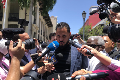 El productor puertorriqueño de música urbana, Raphy Pina, habla con los periodistas este 24 de mayo de 2022 a su salida del tribunal federal en el Viejo San Juan, Puerto Rico.