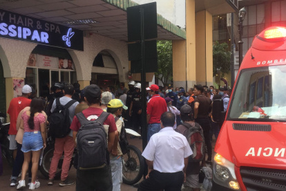 La víctima ingresó a una peluquería donde fue seguido por los asaltantes.