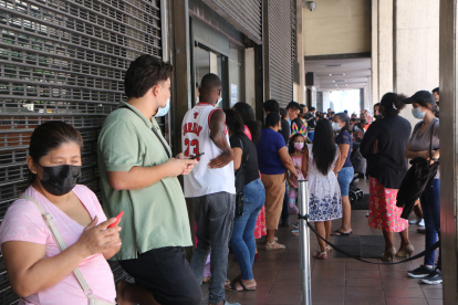 Archivo. El desabastecimiento de materia prima en el Registro Civil causó retraso en turnos y largas filas.