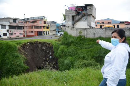 Problema. Las constantes lluvias que caen en la capital han provocado el desprendimiento de una parte de la quebrada y amenaza con afectar la vía.