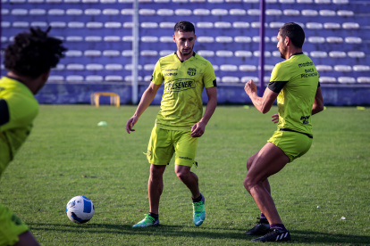 Entrenamiento. Emmanuel Martínez (i) y Bruno Piñatares, jugadores de Barcelona, en suelo uruguayo.