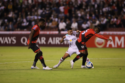 Liga de Quito y Atlético Goianense igualaron a un gol en el estadio Rodrigo Paz, lo que clasificó a los brasileños.