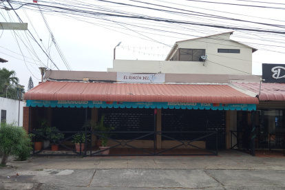 El delincuente amedrentó a los comensales con un arma de fuego.