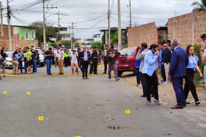 Los agentes policiales acudieron al lugar para recoger los indicios del crimen