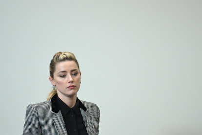 La actriz estadounidense Amber Heard asiste al juicio de la demanda por difamación de Depp contra Heard en el Tribunal de Circuito del Condado de Fairfax, Virginia (EE.UU.)