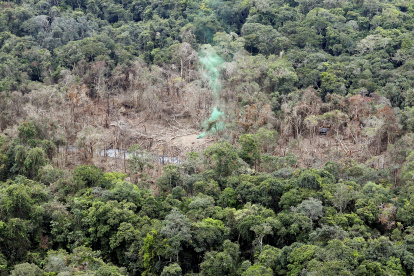 Fotografía de archivo aérea que muestra un campamento de las disidencias de las Fuerzas Armadas Revolucionarias de Colombia