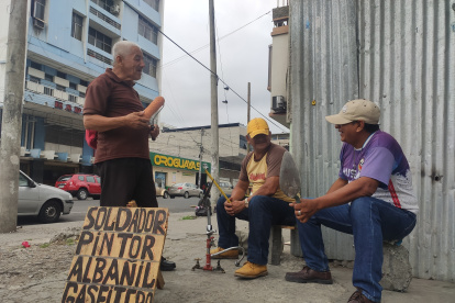 Situación.- Tres personas esperan en la calle que los contraten para algún trabajo.