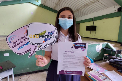 Fotografía cedida hoy por la fundación She Is donde aparece la representante del municipio colombiano de Santa María en el programa "Ella es astronauta", para visitar el centro espacial de la NASA en Houston, Texas.