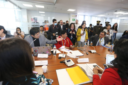 Durante la reunión hubo un intercambio de criterios y acusaciones entre el asambleísta Vinueza (izquierda) y el abogado Abad (derecha).