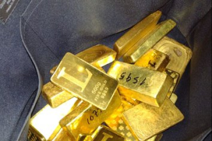 Evidencias. Los lingotes de oro fueron decomisados por los agentes junto con armas y dinero en efectivo.