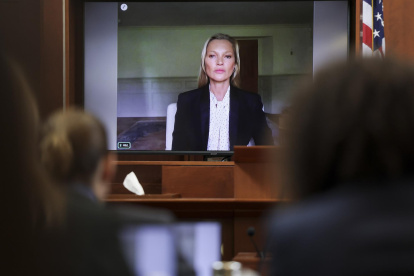 La modelo Kate Moss testifica por videollamada en el juicio que enfrenta a Johnny Depp y su exesposa, la también actriz Amber Heard, por difamación, este 25 de mayo de 2022, en Fairfax, Virginia.