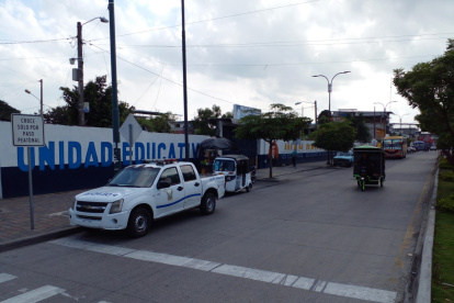 Un patrullero estuvo apostado en las afueras del colegio Juan Bautista Aguirre de Daule, luego del asesinato de un estudiante.