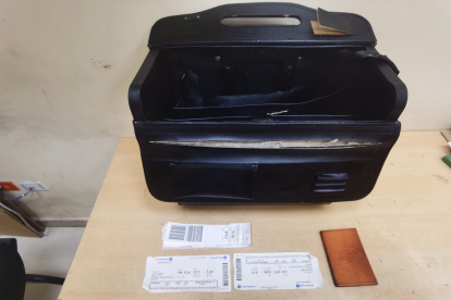 La maleta contenía dos láminas con 1.430 gramos de cocaína.