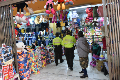 Tarea. Miembros de la Policía realizan rondas en los locales afectados.