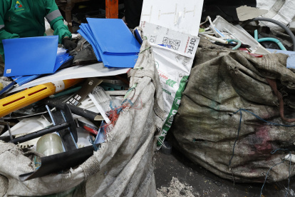 A todos los desperdicios que Manuel Cuero encuentra en la calle les da un valor agregado.
 EFE/ Mauricio Dueñas Castañeda