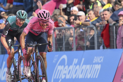 Richard Carapaz cumplió una jornada más con la maglia rosa y se apresta a dar el golpe final en la última etapa de alta montaña.