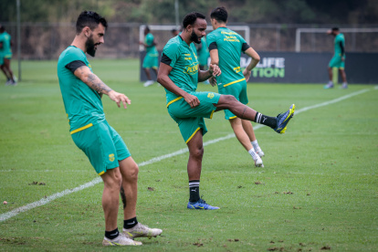 Gonzalo Mastriani (i) y Leonai Souza (d) serán titulares este domingo frente a Cumbayá en el estadio Monumental.