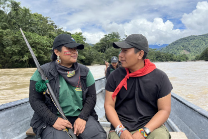 Fotografía cedida hoy por el Premio Medioambiental Goldman que muestra a los ecuatorianos Álex Lucitante (d) y Alexandra Narváez (i), dos indígenas del pueblo ancestral A"i Cofán y los ganadores del premio.