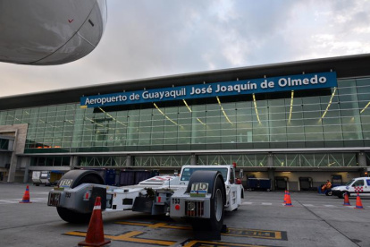 La pista del aeropuerto recibe mantenimiento para precautelar la seguridad operacional.