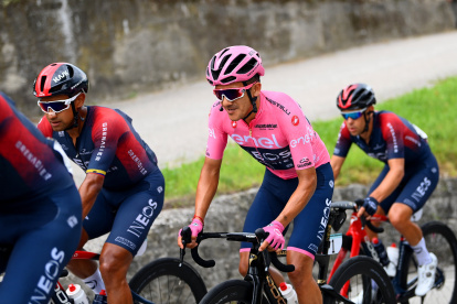 Richard Carapaz (c) declaró sentirse bien para afrontar las etapas de montaña del viernes y el sábado.