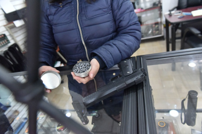 Requerimientos. Varias personas consultan a diario en las tiendas sobre los requisitos para la venta de este armamento considerado de fogueo.