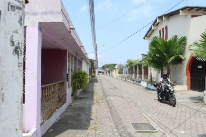 Borroso. Las imágenes que se colocaron en los postes (izquierdo) de a poco se han ido borrando o despegando, en medio del poco tránsito peatonal.