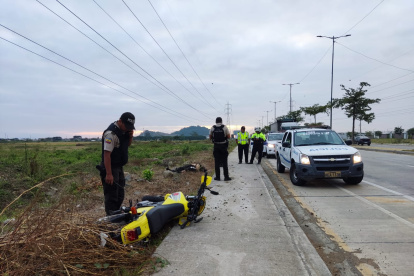 A un par de metros del cuerpo quedó una motocicleta de color amarillo.