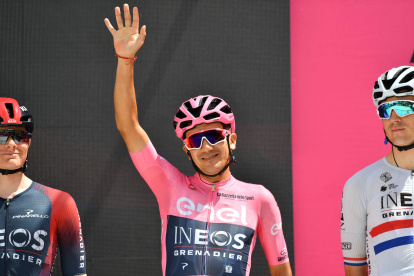 Richard Carapaz (c) conserva el liderato en el Giro de Italia 2022.