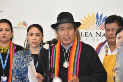 La medida fue solicitada por el jefe de Bloque de Pachakutik, Salvador Quishpe, la legisladora Sofía Sánchez (izquierda) y Marlon Santi.