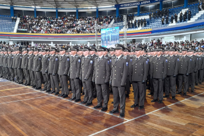 442 Policías se graduaron este viernes, de ellos 300 estarán en la ciudad de Guayaquil.
