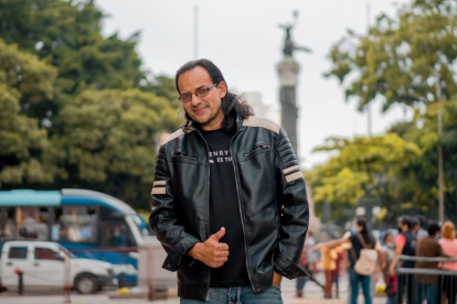 Henry Luis, hijo de padre guayaquileño y madre estadounidense, nació en Nueva York, pero actualmente radica en Orlando.